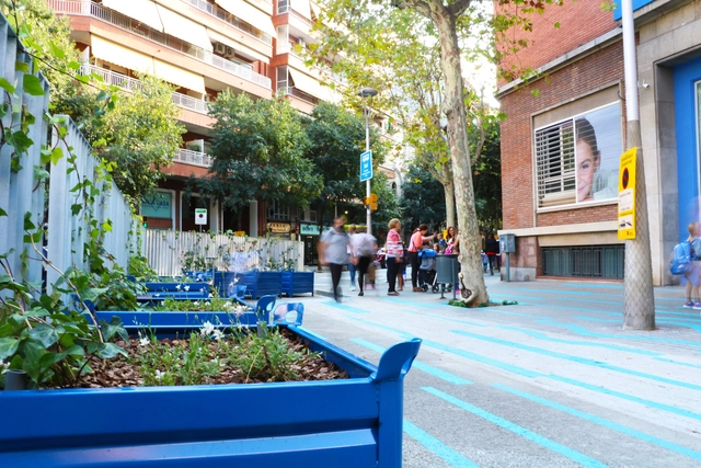 Leku Studio testea estrategias de urbanización reversible en colegios de Barcelona - Imagen Principal