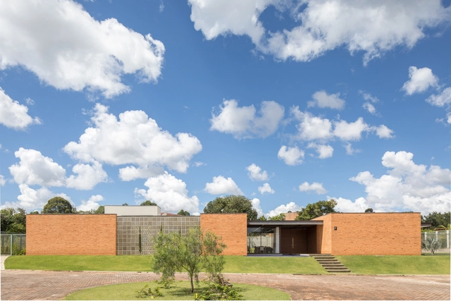 Casa 2x2 / Estúdio Mova - Casas, Fachada, Porta