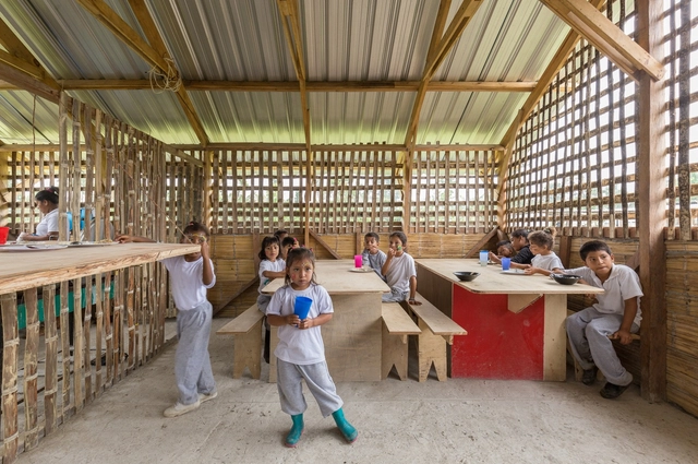 Comedor de Guadurnal / Al Borde + Taller General - Comunidad, Fijación Vigas, Mesas
