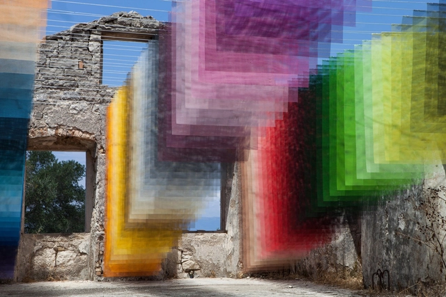 Instalação transforma ruínas gregas em uma paisagem de pixels e cores - Imagem de Destaque