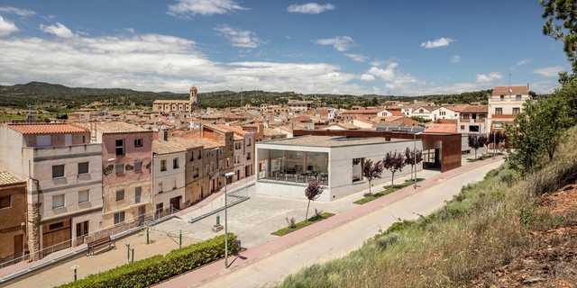Centre de dia i casal de gent gran de Blancafort  / Guillem Carrera - Edificios Municipales, Fachada, Puerta