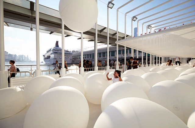 Snarkitecture projeta instalação lúdica na orla de Hong Kong - Imagem de Destaque