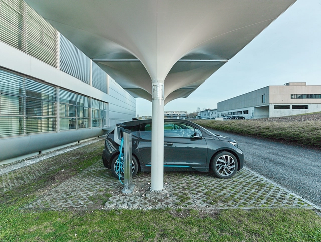 Estrutura em forma de tulipa coleta energia solar e permite carregar um carro em 3 horas - Imagem de Destaque
