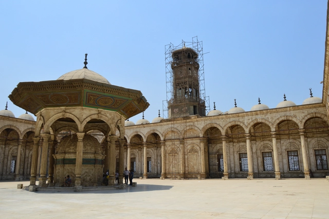 La arquitectura cotidiana de El Cairo entre mercados y mezquitas - Imagen Principal