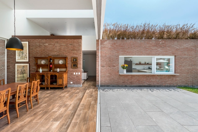 Casa Cusipata / SOMA Lima - Casas, Cocina, Puerta, Fachada, Fijación Vigas, Mesas, Sillas