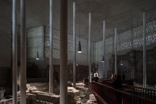 El Museo de Peter Zumthor que utiliza materiales locales para replantear la experiencia histórica - Imagen Principal