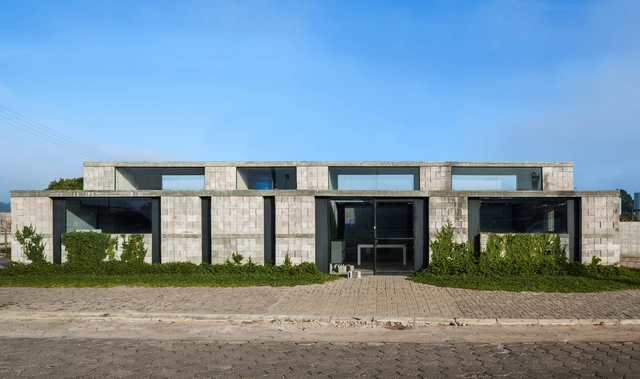 Sede de uma Fábrica de Blocos / Vão - Edifícios Institucionais, Porta, Fachada