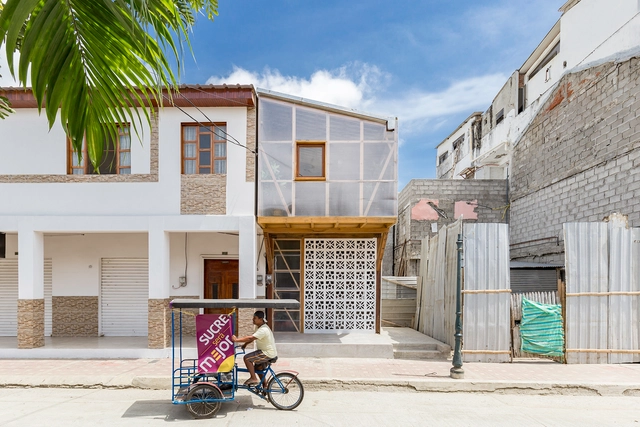 La Caja de Luz / Juan Alberto Andrade - Casas, Fachada