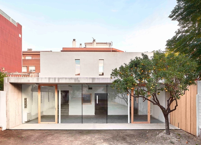 Reforma Centro Asociación Baix Camp / NAM Arquitectura - Renovación, Puerta, Fachada