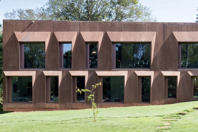Swiss Embassy in Nairobi / ro.ma. architekten - Embassy, Garden, Facade