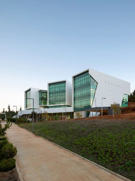 Medical Technology Career Building PUCV University / Juan Pavez Aguilar y José Requesens Aldea. - University