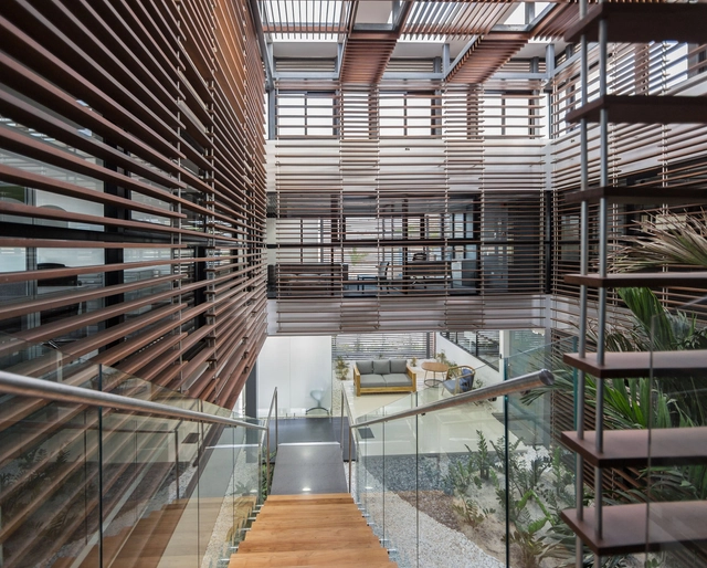 Sede Empresarial Agroinlaca / DOMINA proyectos - Edificios Institucionales, Fachada, Fijación Vigas, Escaleras, Barandas
