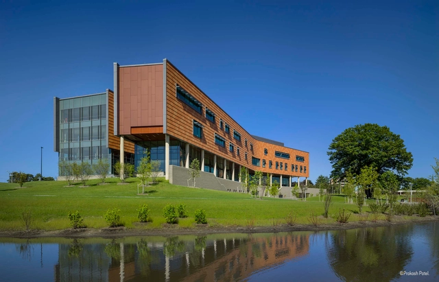 Oakland University Human Health Building / SmithGroup - University, Garden, Facade