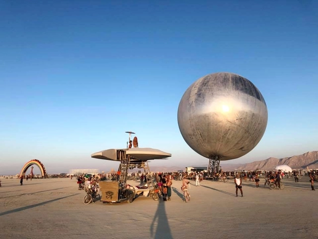 Esfera espelhada gigante do BIG é construída no festival Burning Man - Imagem de Destaque