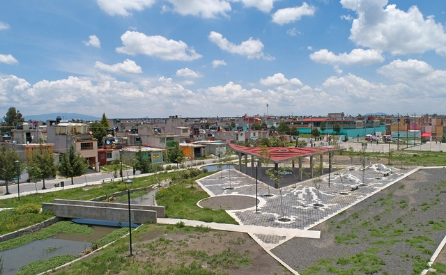 Parque Colinas del Sol / Francisco Pardo Arquitecto - Plaza, Jardín, Fachada