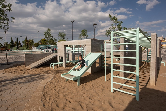 Parque Los Héroes / Francisco Pardo Arquitecto - Parque, Barandas, Puerta, Escaleras