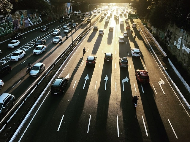 Algumas cidades estão taxando aplicativos de transporte. Isso é bom? - Imagem de Destaque