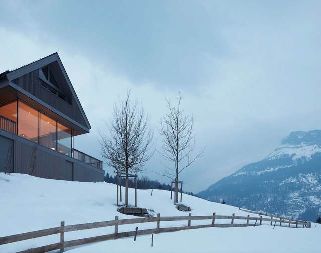 Casa entre las Montañas / Gangoly & Kristiner Architekten - Casas