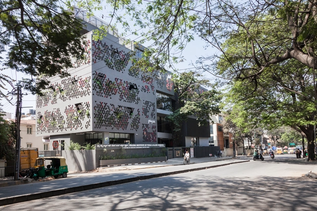 Navyas / Cadence Architects -  Healthcare Center, Facade