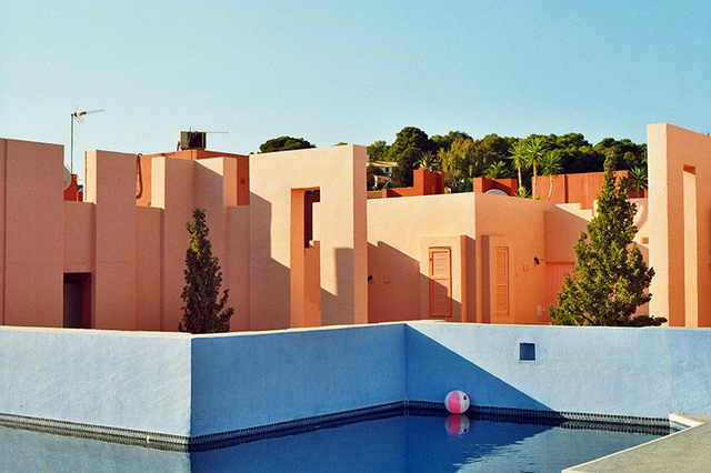 Anthony Saroufim escudriña con su cámara en La Muralla Roja de Ricardo Bofill - Imagen Principal