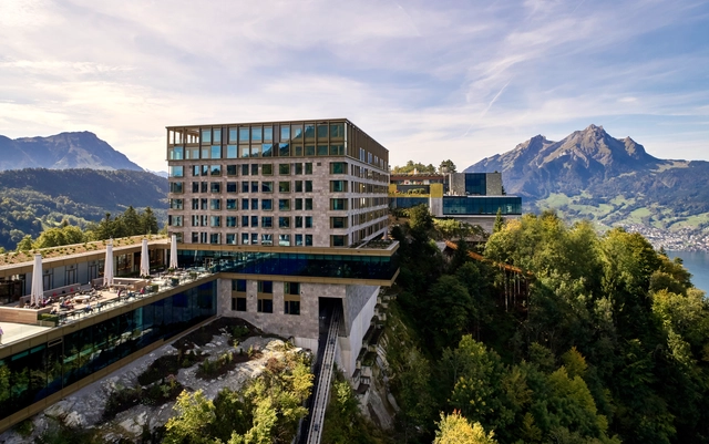 布尔根施托克酒店，玻璃幕墙设计如同悬空的摩天大楼 / Rüssli Architekten AG  - 酒店