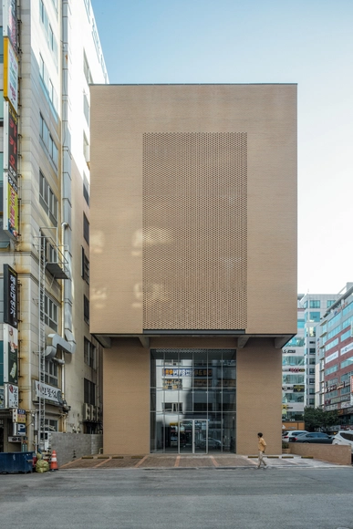 韩国 WON 大厦，寻找高楼林立中的宜人尺度 / moc architects - 办公设施