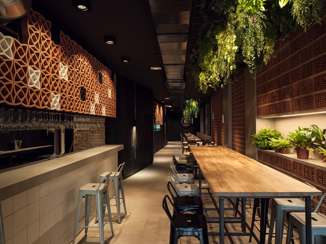 Dando Leña  / Cristina Moya Arquitecta - Restaurant, Fijación Vigas, Arco, Mesas, Sillas