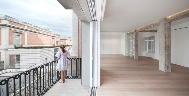 Una casa entre el museo y la cocina / Jesús Aparicio Guisado - Apartamentos, Cierros, Barandas, Fachada, Escaleras, Balcón