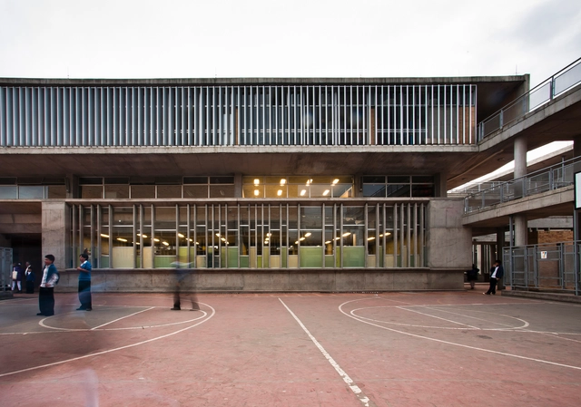 Colegio Distrital Porfirio Barba Jacob / Leonardo Álvarez Yepes arquitectos - Escuelas, Fachada