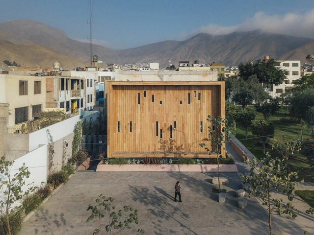 Biblioteca Comunitaria en La Molina / Gonzalez Moix Arquitectura - Comunidad, Fachada, Puerta