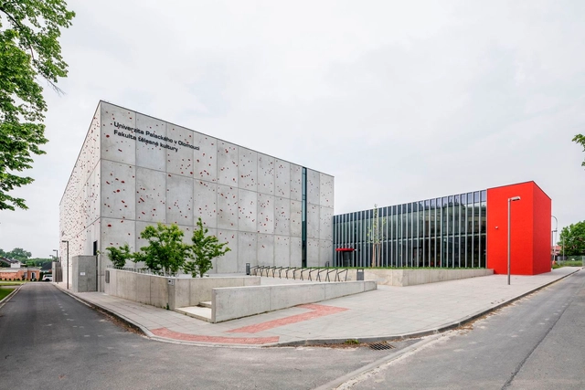 Facultad deportiva de la Universidad de Olomouc / Atelier-r - Universidad