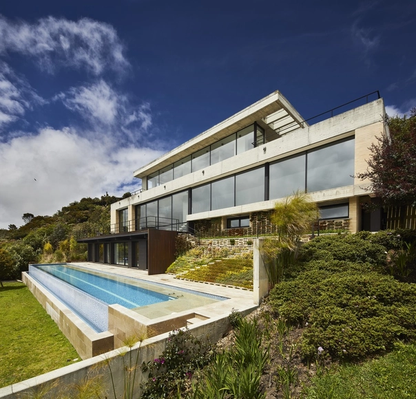 Casa en el Embalse San Rafael / De La Carrera Cavanzo - Casas, Jardín, Fachada