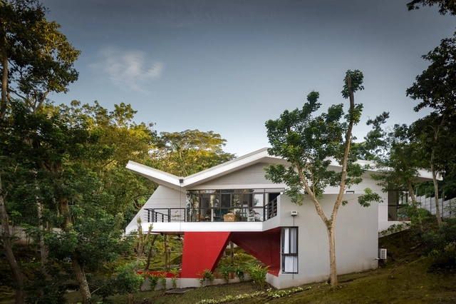 Folded Villa / Valenzuela+Zamora - Casas, Jardín, Fachada, Puerta