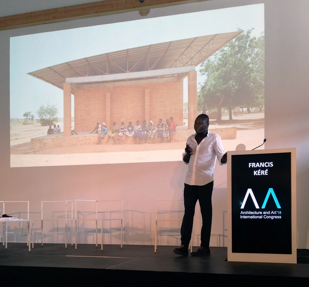 Francis Kéré: "Eu desenho em papel, mas prefiro desenhar no solo" - Imagem de Destaque