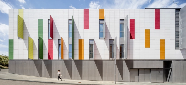 Comisaría de policía local de Mollet del Valles / taller 9s arquitectes - Cuartel De Policía, Fachada