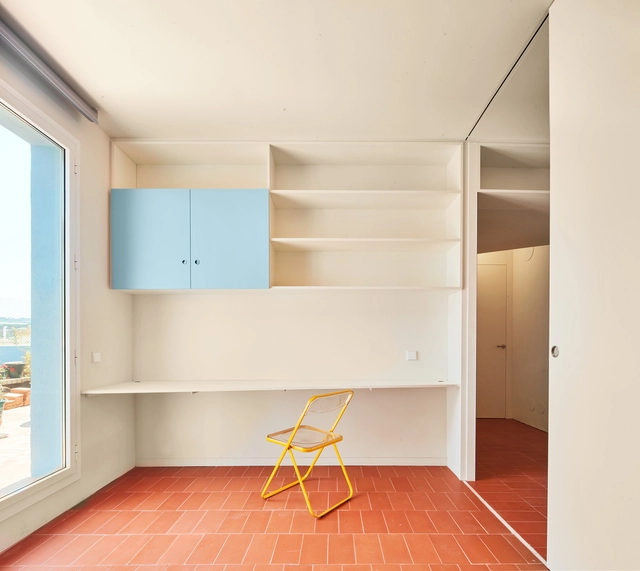 Reforma en Olzinelles / AMOO | Aureli Mora + Omar Ornaque - Apartamentos, Fachada, Sillas