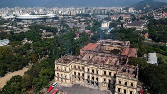 Um mês após incêndio, Museu Nacional recebe obras emergenciais e demanda orçamento de R$ 100 milhões - Imagem de Destaque
