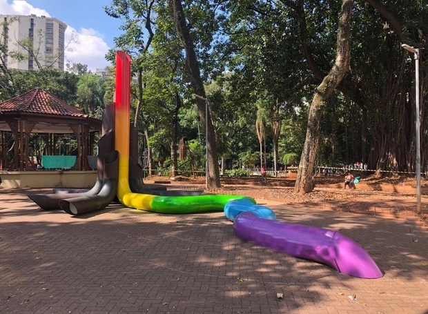 Escultura de Guto Requena em homenagem à comunidade LGBT é vandalizada em São Paulo - Imagem de Destaque