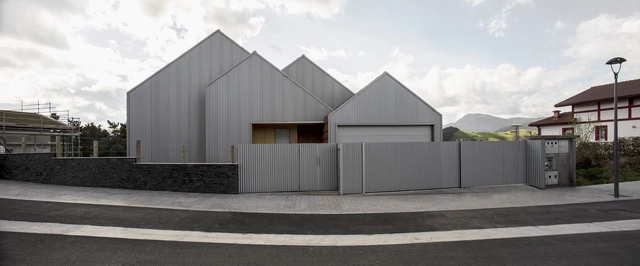 Casa a dos aguas  / Pura arquitectura - Casas, Fachada