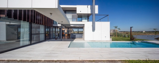 Casa LHT / Sebastian Engelhard - Casas, Patio interior, Fachada