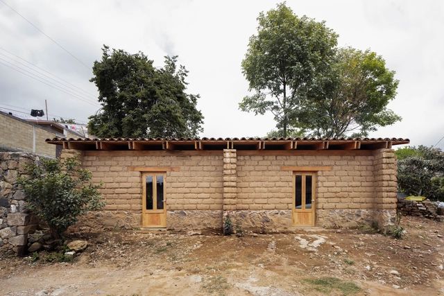 Casa Rosales / Israel Espin - Casas, Fachada, Puerta