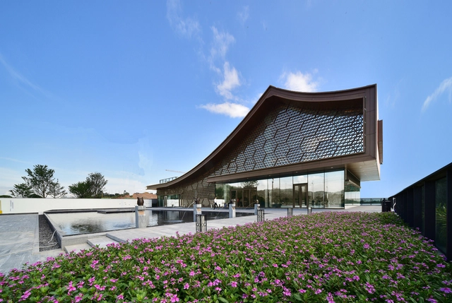 Poly He Clubhouse / ZHUBO DESIGN - Showroom, Garden, Facade
