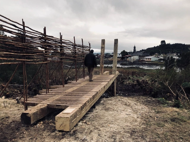 Materia, comunidad y oficios locales: estudiantes de arquitectura construyen mirador en Chiloé, Chile - Imagen Principal