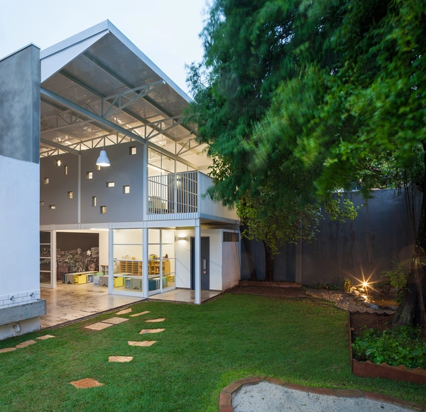 Escola do Bairro / a GR a u - Escolas, Jardim, Porta, Fachada