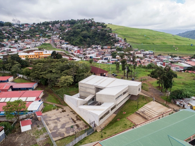 Centro de Desenvolvimento Humano de Tirrases / Luis Diego Barahona - Centro Comunitário