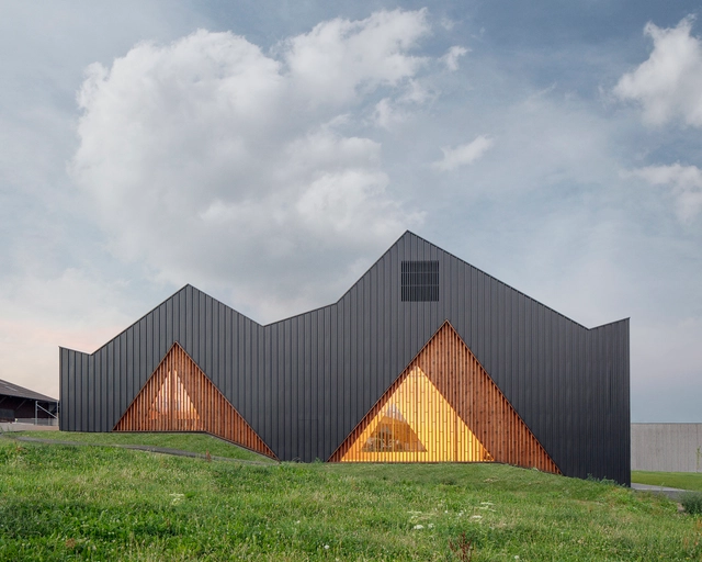 Le Vaud Polyvalent Hall / LOCALARCHITECTURE - Comunitário