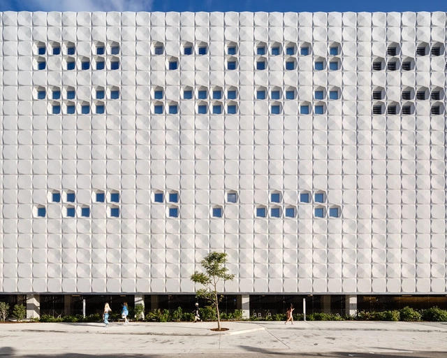 Phillip and Patricia Frost Museum of Science / Grimshaw Architects -  Planetarium, Facade