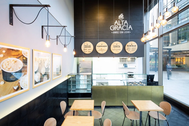 Altagracia Flormorado / AR-AR (Martínez Arquitectura) + Santiago Buendía - Restaurantes & Bares, Fachada, Mesas, Sillas