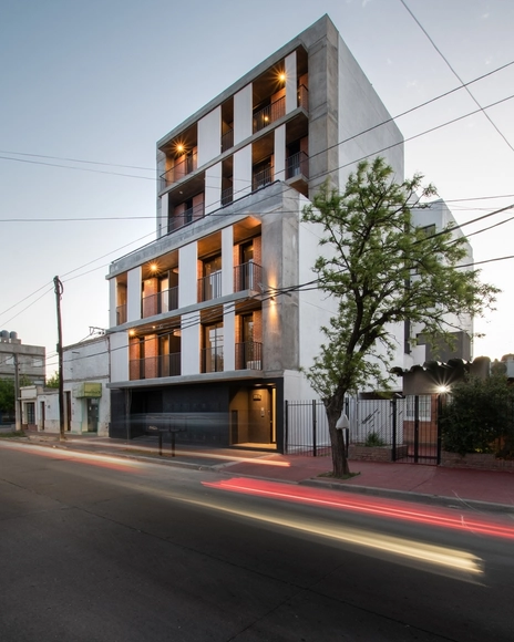 NANZER Building / V + Arquitectura - Residential