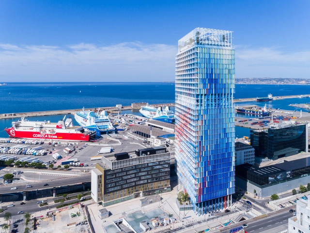 Torre colorida "La Marseillaise" de Jean Nouvel é concluída em Marselha - Imagem de Destaque